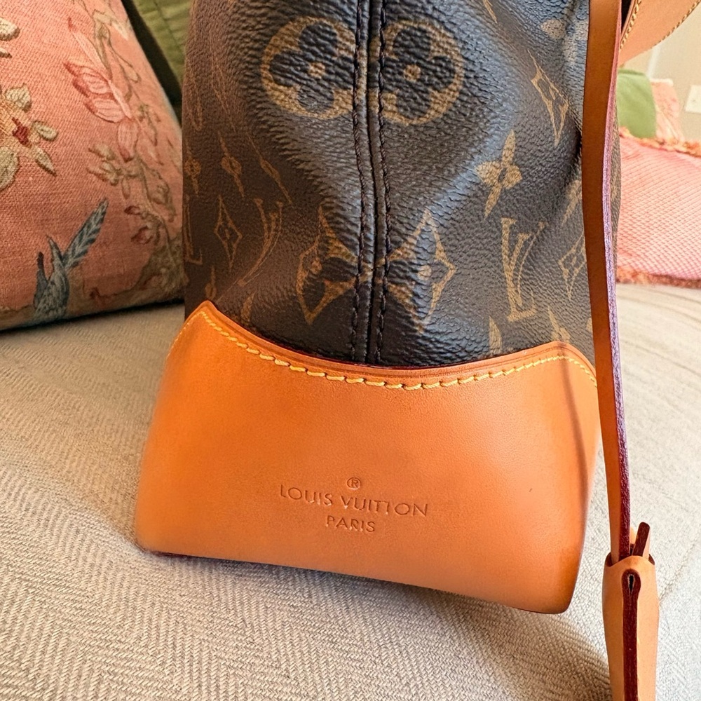 Louis Vuitton Monogram Canvas Shoulder Bag with Tan Trim - Picture 4 of 15